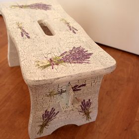 Levandulová stolička rozpraskaný vzhled
